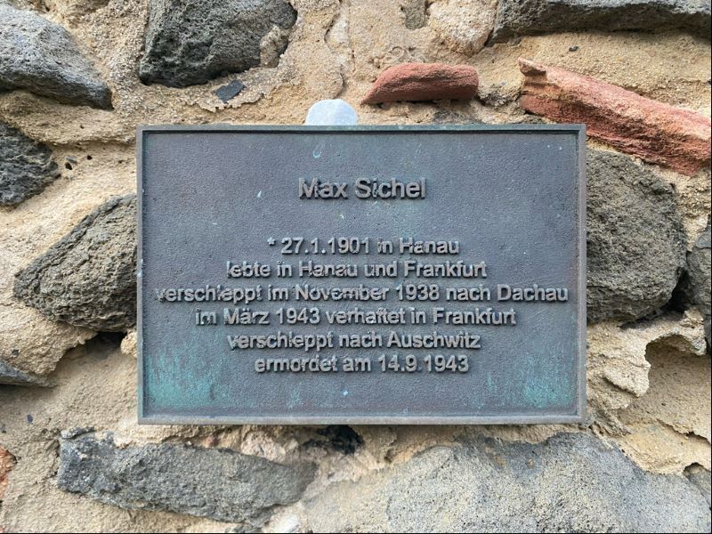 Bronzetäfelchen für Max Sichel, geb. 27. Januar 1901 in Hanau, ermordet am 14. September 1943 in Auschwitz